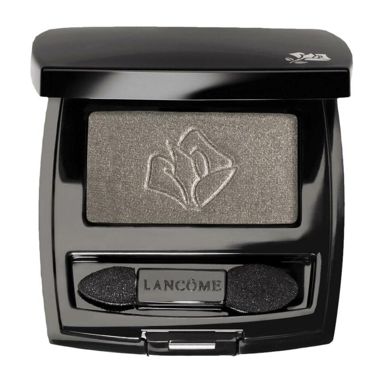 Schwarzer Lidschattenbehälter mit grauem Lidschatten. Enthält einen Applikator und das Lancôme-Logo. Deckel mit Logo.