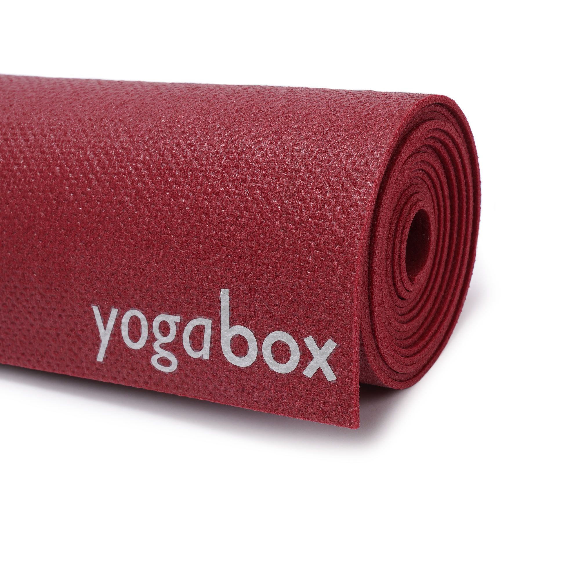 Nahaufnahme einer bordeauxroten Yogamatte, aufgerollt, mit "yogabox" Logo.