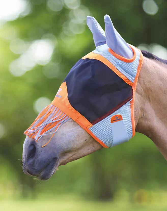Pferdemaske mit Ohren und Nasenfransen. Orange, blau und schwarze Elemente. Mesh-Gewebe. Seitliche Ansicht.