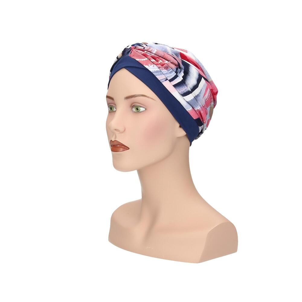 Turban Livia, blau mit floralem Muster. Auf einer Büste präsentiert. Seitenansicht.