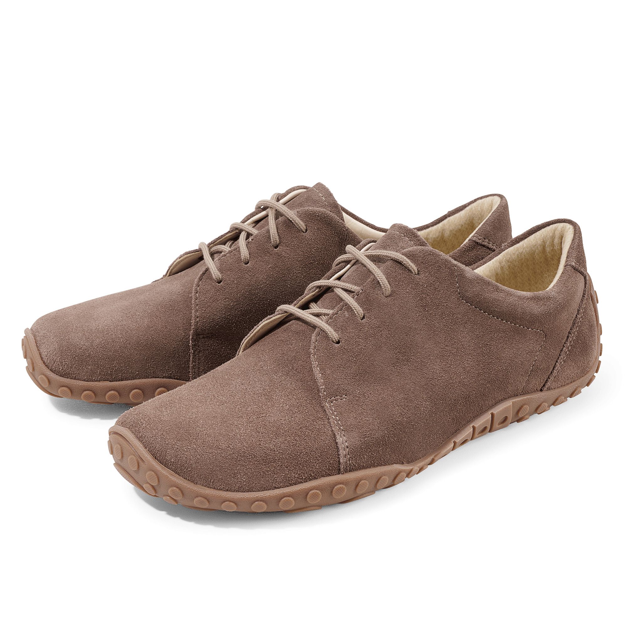 Zwei braune Schnürschuhe. Obermaterial aus Wildleder, helle Schnürsenkel, helle Sohle mit Noppen.