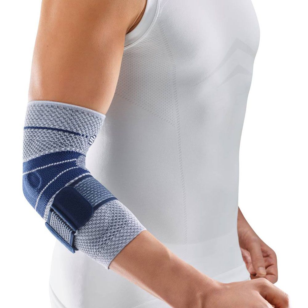 Ellenbogenbandage, grau-blau. Gestricktes Material, blaue Akzente. Am Arm einer Person getragen.