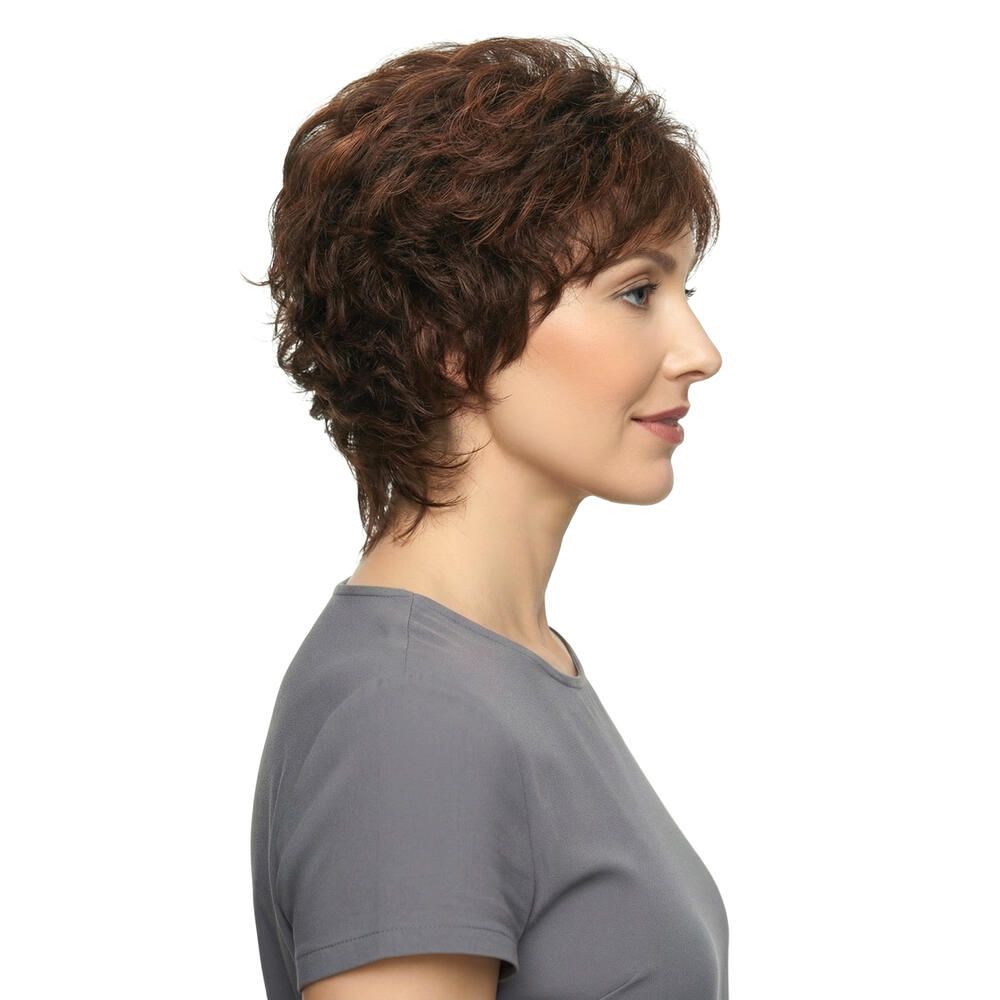 Kurzhaarperücke, braun, mit Locken, auf einer Frau. Seitenansicht, die Frau trägt ein graues Oberteil.