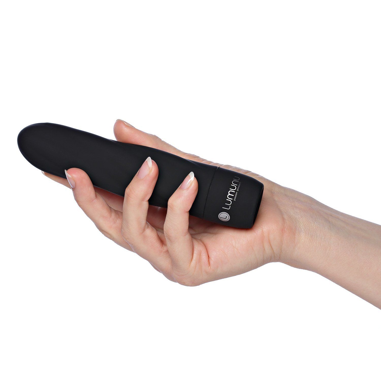 Hand hält schwarzen Silikon-Vibrator. Das Lumunu-Logo ist sichtbar.