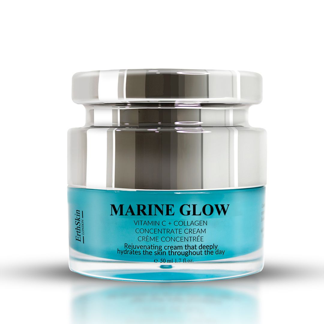 Glasbehälter mit silbernem Deckel. Aufschrift: Marine Glow Vitamin C + Collagen Concentrate Cream. Türkisfarbener Hintergrund.