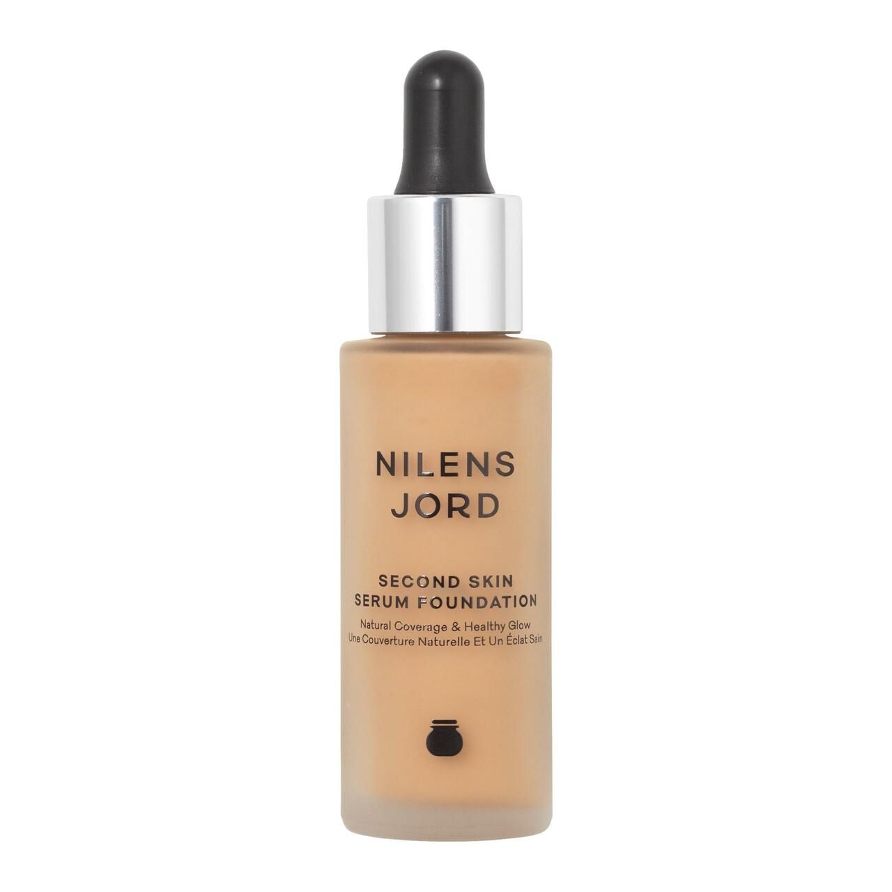 Flakon mit Serum Foundation. Aufschrift: NILENS JORD, Second Skin Serum Foundation. Mit Pipette und silbernem Verschluss.