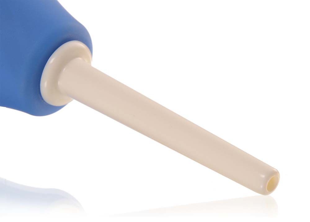 Nahaufnahme der Spitze eines beigen Applikators, der an einer blauen Dusche befestigt ist.