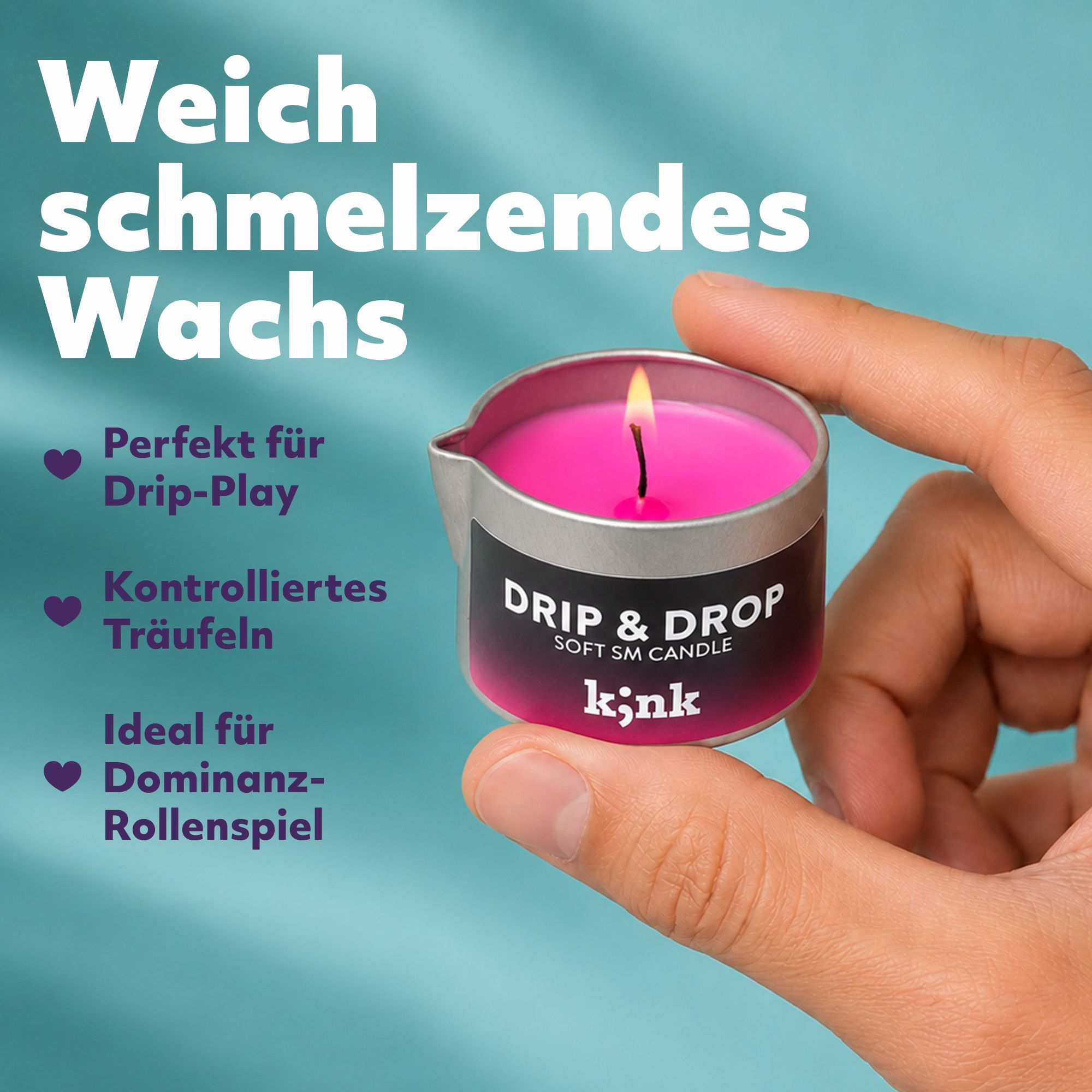 Hand hält eine brennende pinke Massagekerze in Metalldose.