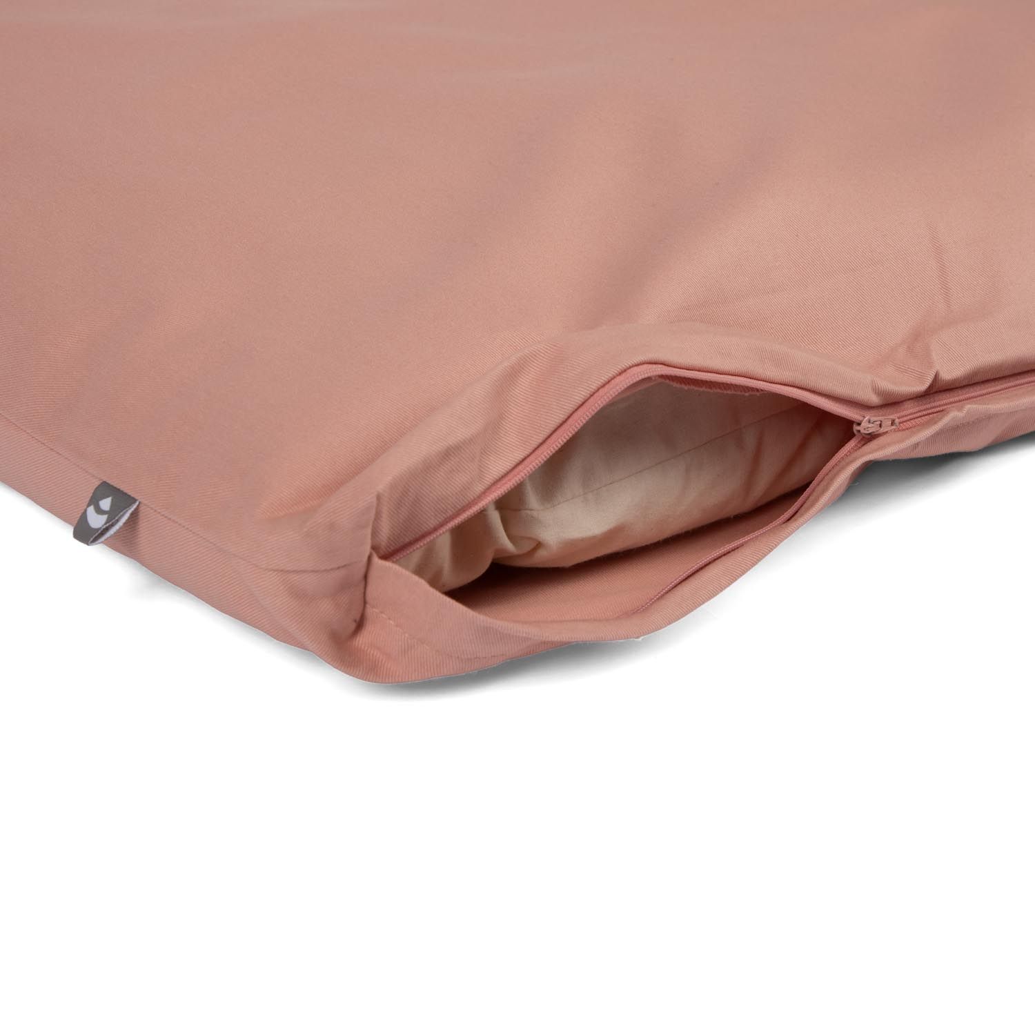 Rosa Meditationsmatte Zabuton ECO mit geöffnetem Reißverschluss, der das cremefarbene Inlett zeigt.