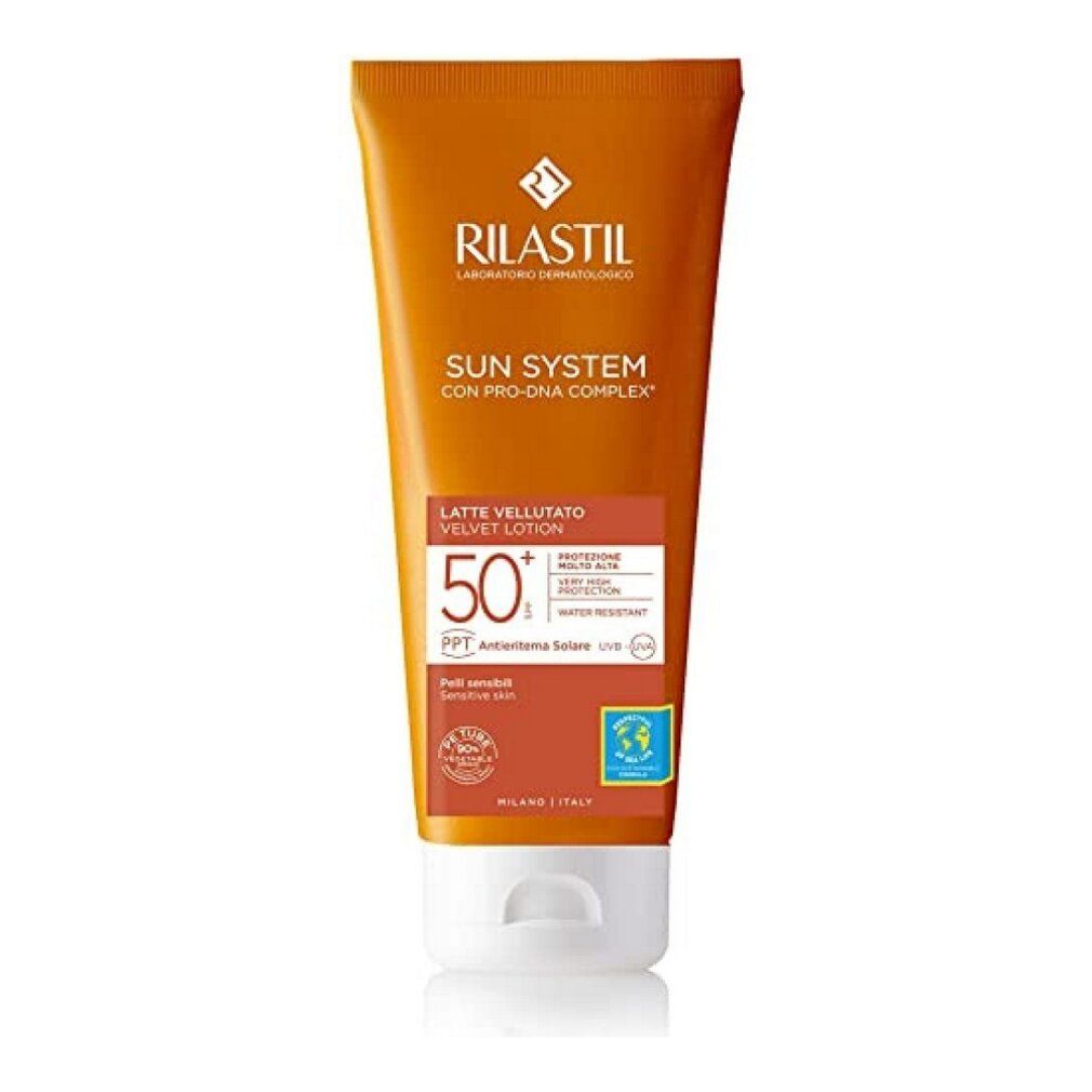 Orangefarbene Tube mit weißem Deckel. RILASTIL Sun System, Latte Vellutato, SPF 50+. Text: Wasserfest, Antioxidans.