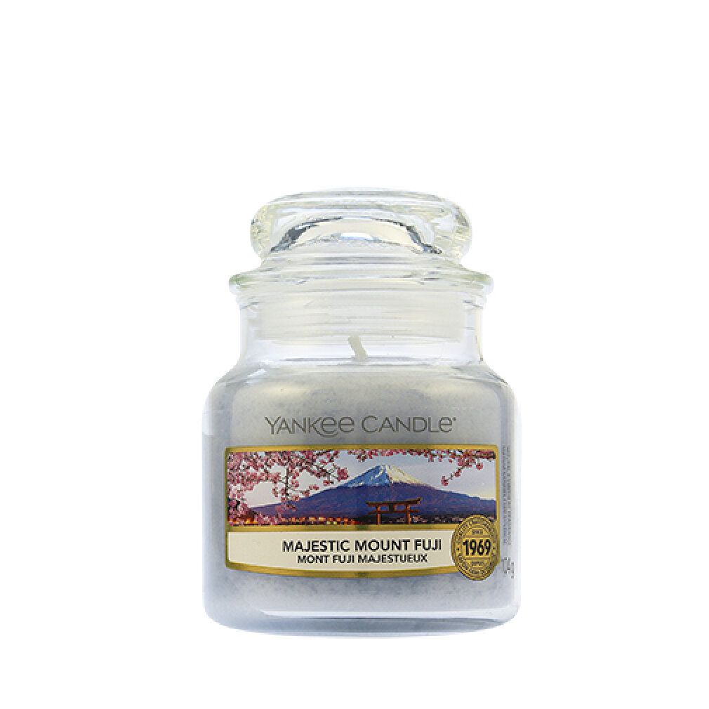 Kerzenglas mit Deckel. Aufkleber mit Berglandschaft und Schriftzug "Majestic Mount Fuji". Marke: Yankee Candle.