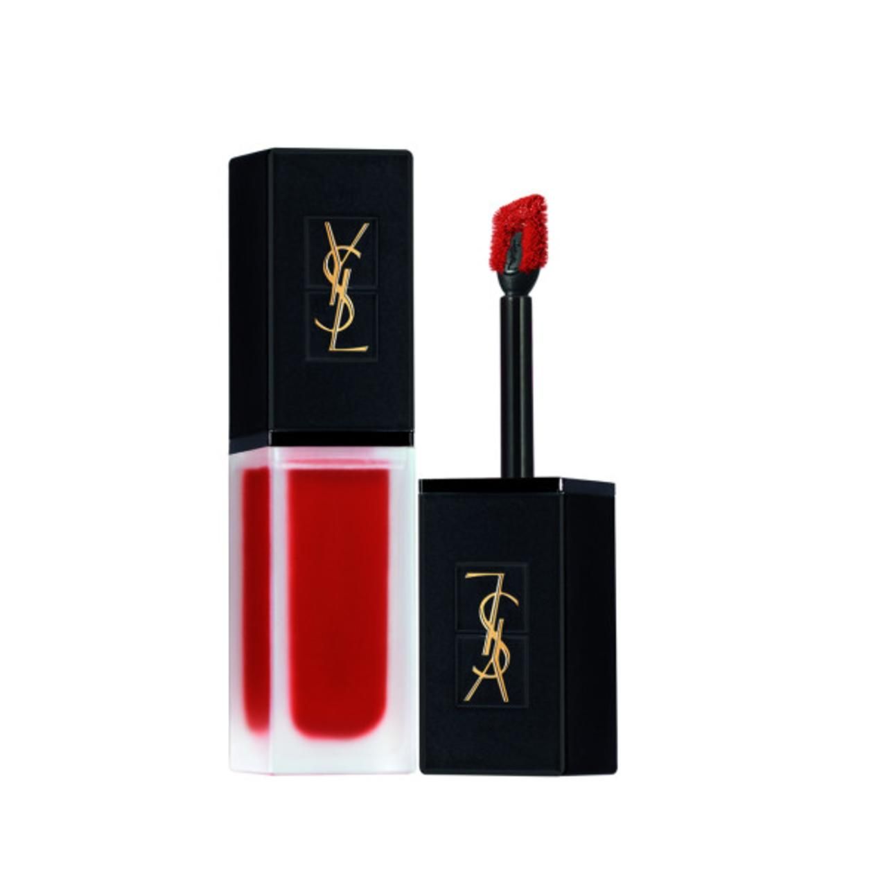 Roter Lippenstift mit Applikator. Schwarzer Deckel mit YSL-Logo. Offene Verpackung.