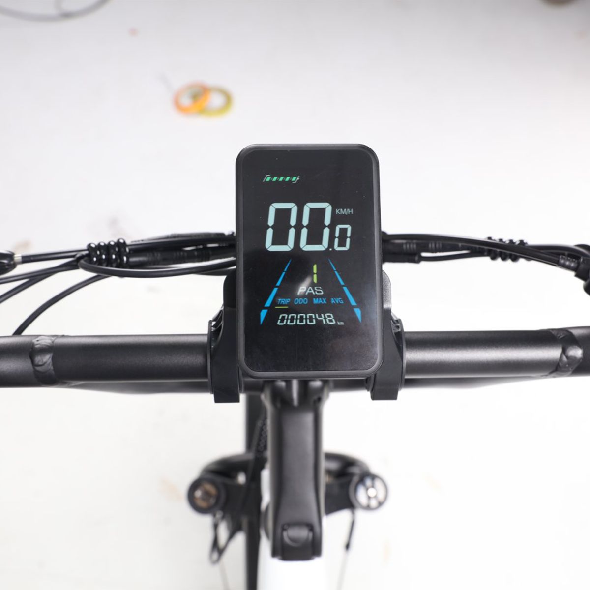 Digitales Display mit Geschwindigkeitsanzeige, Batteriestatus und weiteren Informationen. Schwarzer Rahmen.