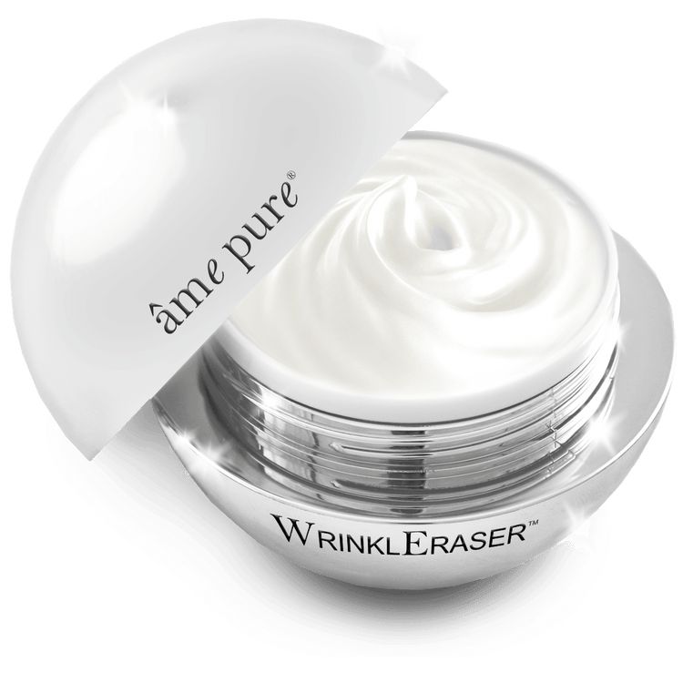 Geöffnete Creme-Dose. Creme mit Aufschrift âme pure WrinklEraser. Silberfarbenes Gefäß, glänzender Deckel.