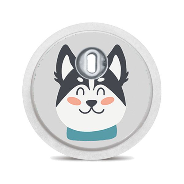 Runder Aufkleber mit einem Hundegesicht. Der Aufkleber hat ein Loch und einen Metallring.