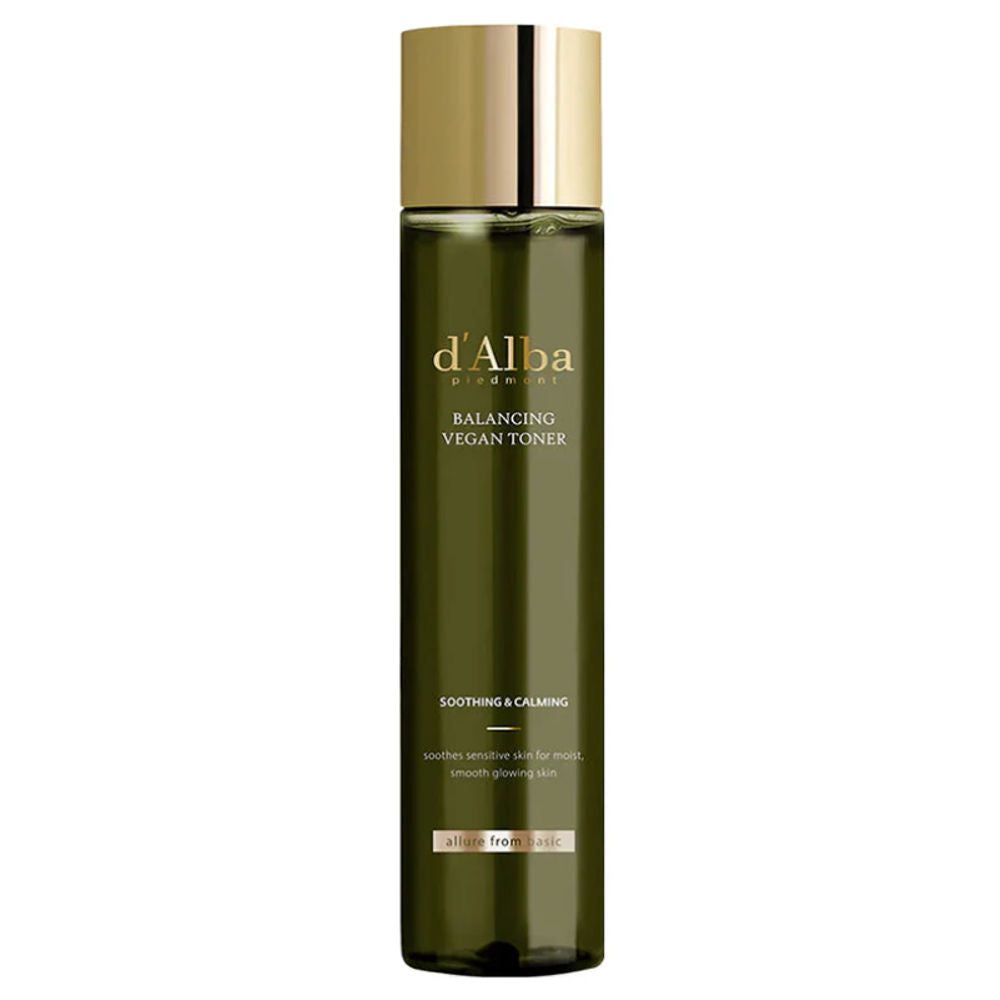 Grüne Flasche mit goldfarbenem Deckel. Aufschrift: d'Alba, Balancing Vegan Toner. Text: Soothing & Calming. Vegan.