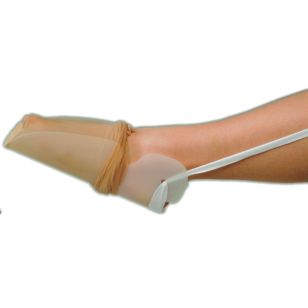 Strumpf-Anziehhilfe am Bein. Beige Strumpfhose, weißer Griff. Hilfsmittel für das Anziehen von Strümpfen.
