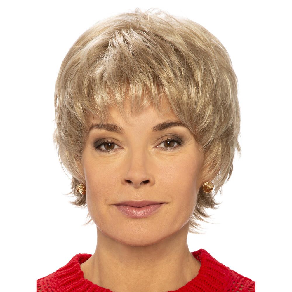 Perücke Mary von Lofty, blond, kurze Frisur. Frau mit rotem Oberteil, Blick in die Kamera.