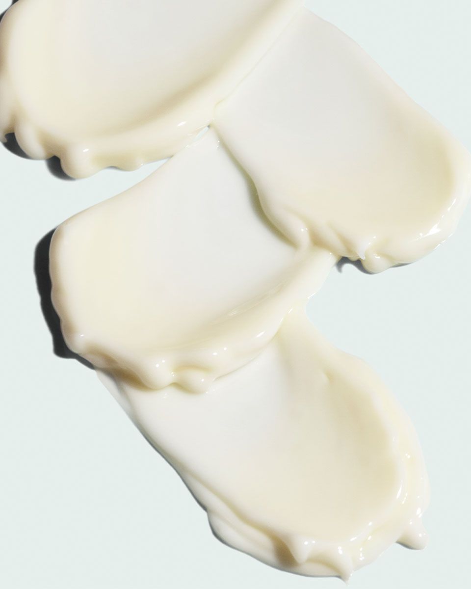 Nahaufnahme von drei Creme-Klecksen. Creme ist weiß und glänzend.