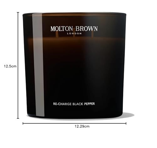 Schwarze Duftkerze mit drei Dochten. Aufschrift: Molton Brown London, Re-Charge Black Pepper. Maße.
