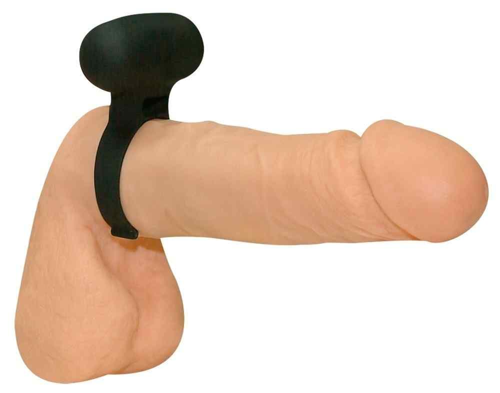 Penis mit schwarzem Penisring. Der Ring ist am Schaft befestigt und hat eine runde Basis.