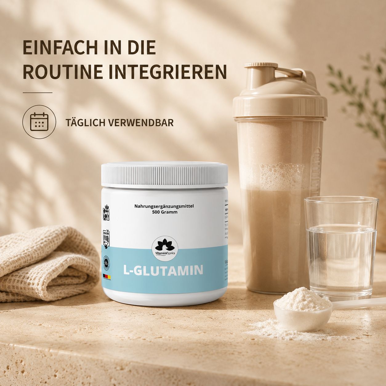 Frau in Sportkleidung neben Dose L-Glutamin Pulver und Shaker. Text: Für Regeneration & aktiven Alltag.
