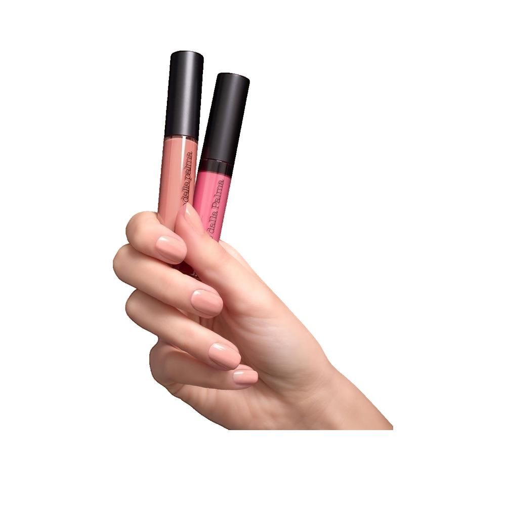 Zwei Lippenstifte in verschiedenen Rosatönen. Gehalten von einer Hand. Marke: Diego Dalla Palma.