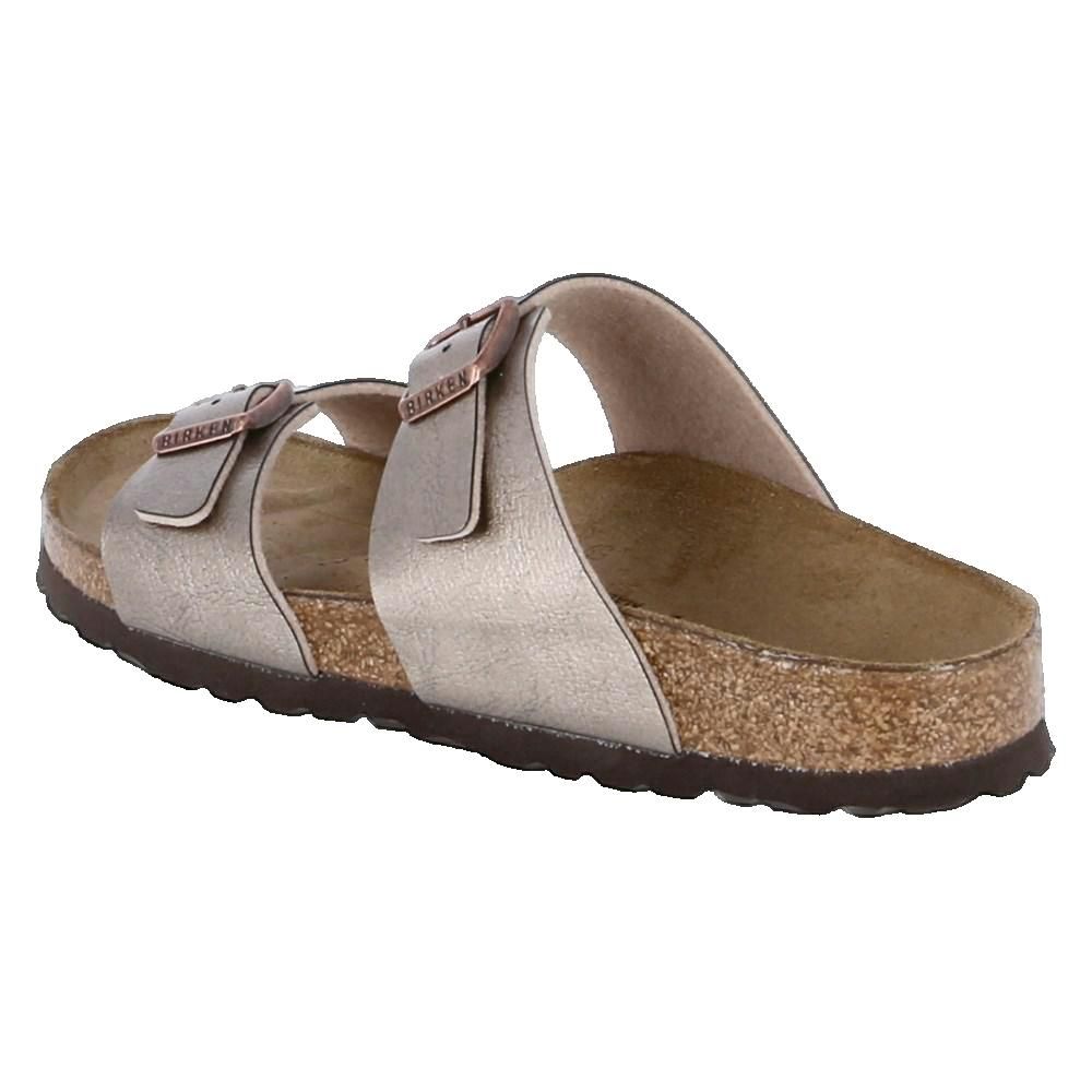 Vista posteriore dei sandali Birkenstock. Argentato, due cinturini con fibbie. Plantare in sughero, suola marrone.