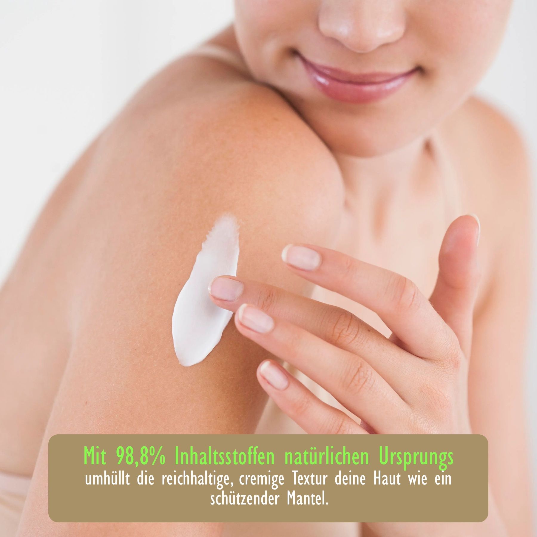 Nahaufnahme einer Frau, die Body Butter auf ihren Arm aufträgt. Text: Mit 98,8% Inhaltsstoffen natürlichen Ursprungs.