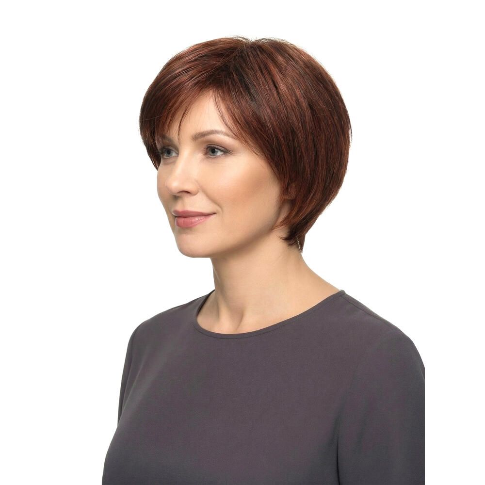 Perücke Eva von Lofty. Kurzer, rotbrauner Bob-Schnitt. Frau trägt graues Oberteil. Seitenansicht.