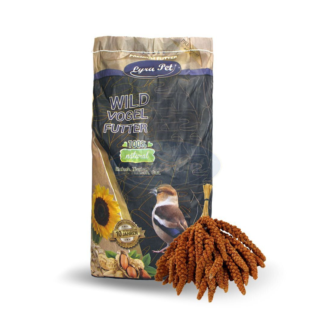 Kolbenhirse rot, neben einer Packung Wildvogelfutter. Die Packung zeigt das Logo Lyra Pet, Sonnenblume, Vogel und Erdnüsse.
