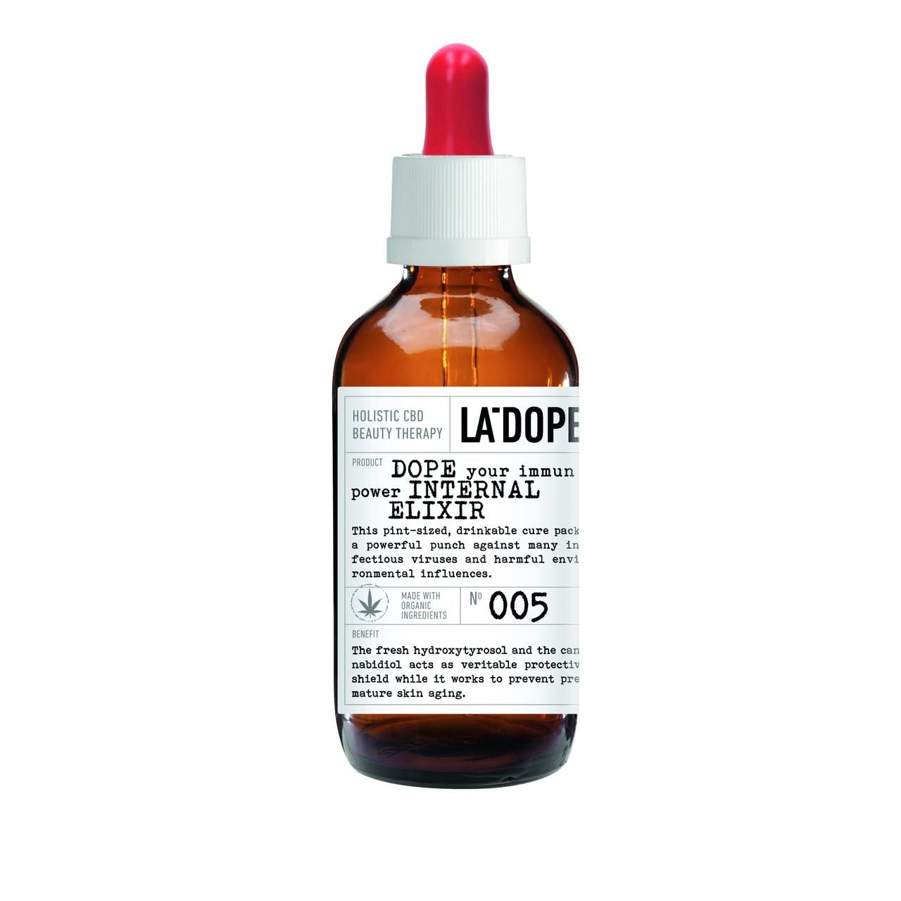 Braune Glasflasche mit roter Pipette. Etikett mit Text: La Dope, Internal Elixir, N° 005. Mit Bio-Zertifizierung.