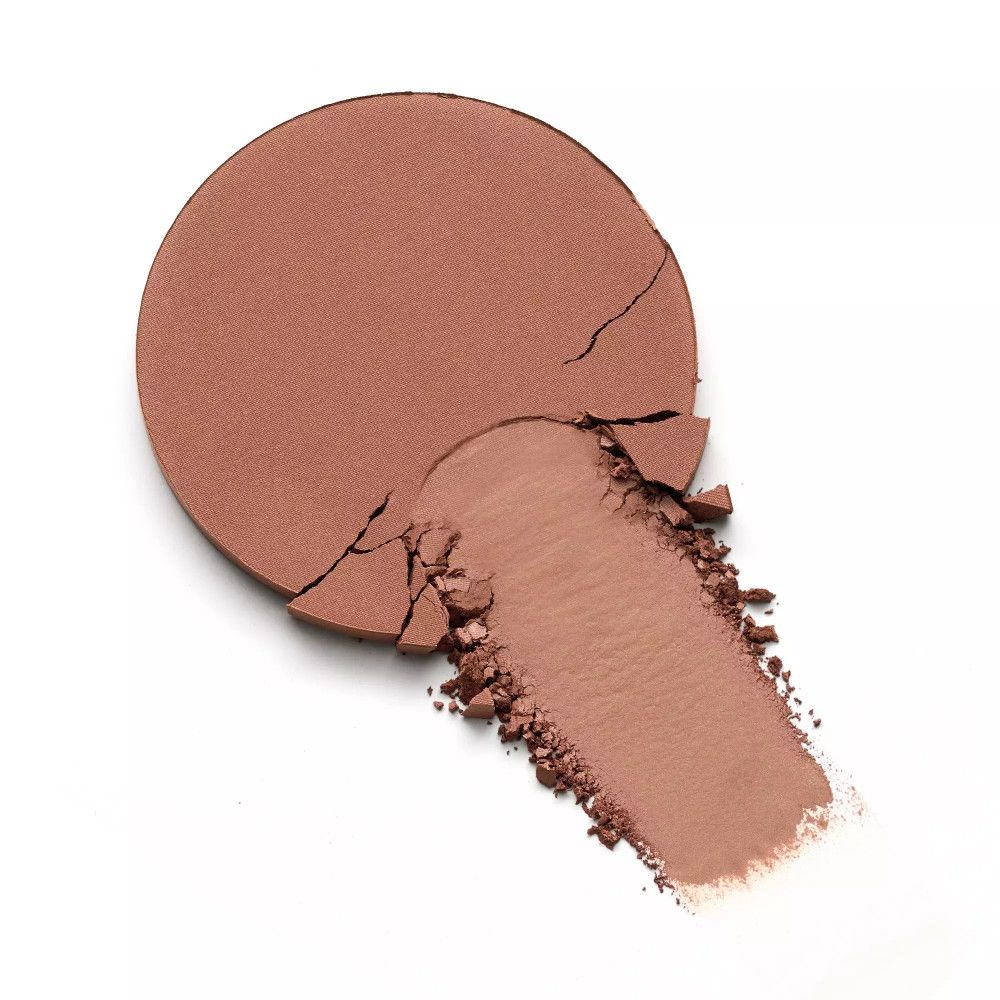 Bronzer-Puder, zerbrochen, mit Farbabstrich. Braune Farbe. Weißer Hintergrund.