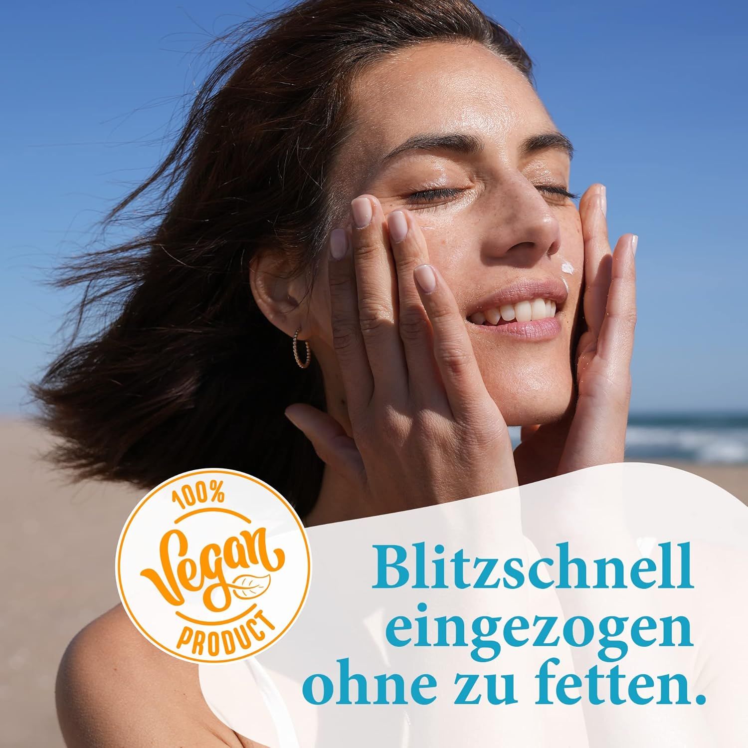 Frau trägt Sonnencreme auf. Text: Blitzschnell eingezogen ohne zu fetten. Logo: 100% Vegan Product.
