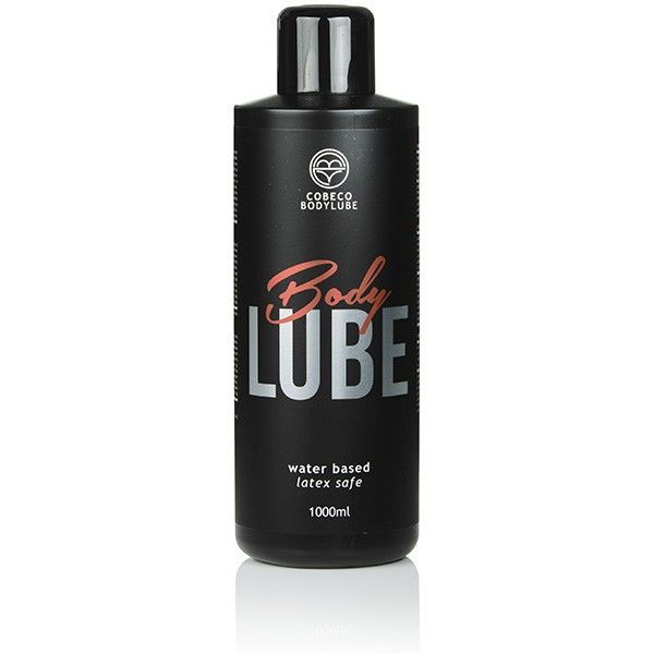 Schwarze Flasche mit schwarzem Deckel. Aufschrift: Body Lube, water based, latex safe, 1000ml. Logo: Cobeco Bodylube.