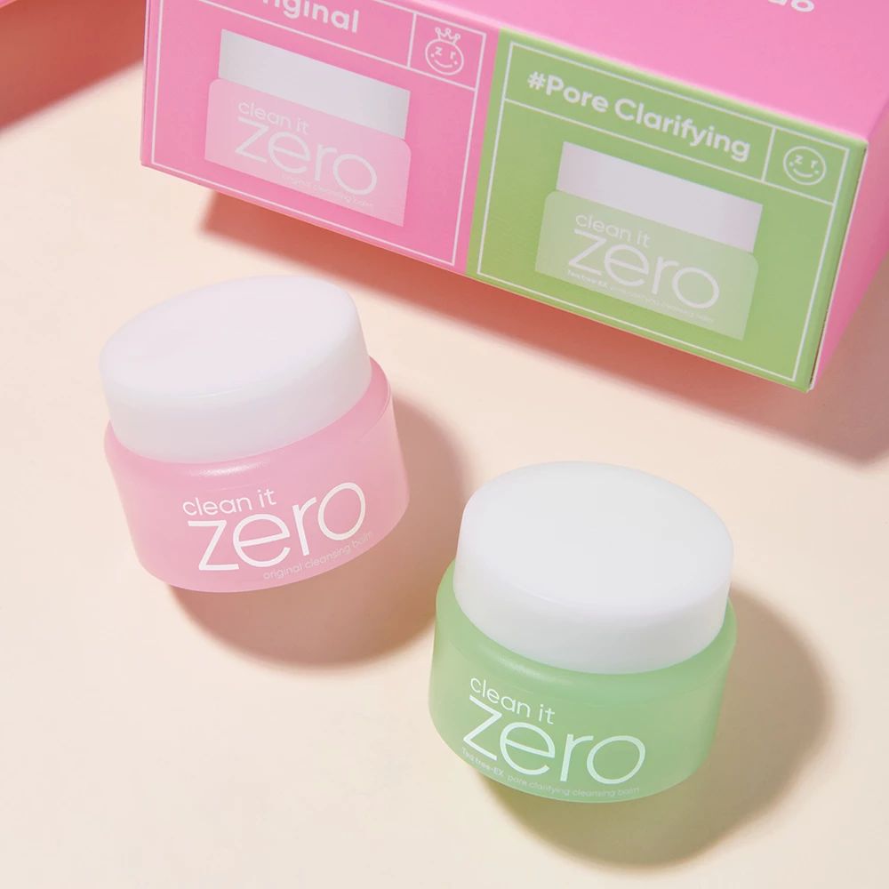 Zwei kleine Tiegel mit weißem Deckel. Einer ist rosa, der andere grün. Auf den Verpackungen steht "#Original" und "#Pore Clarifying".