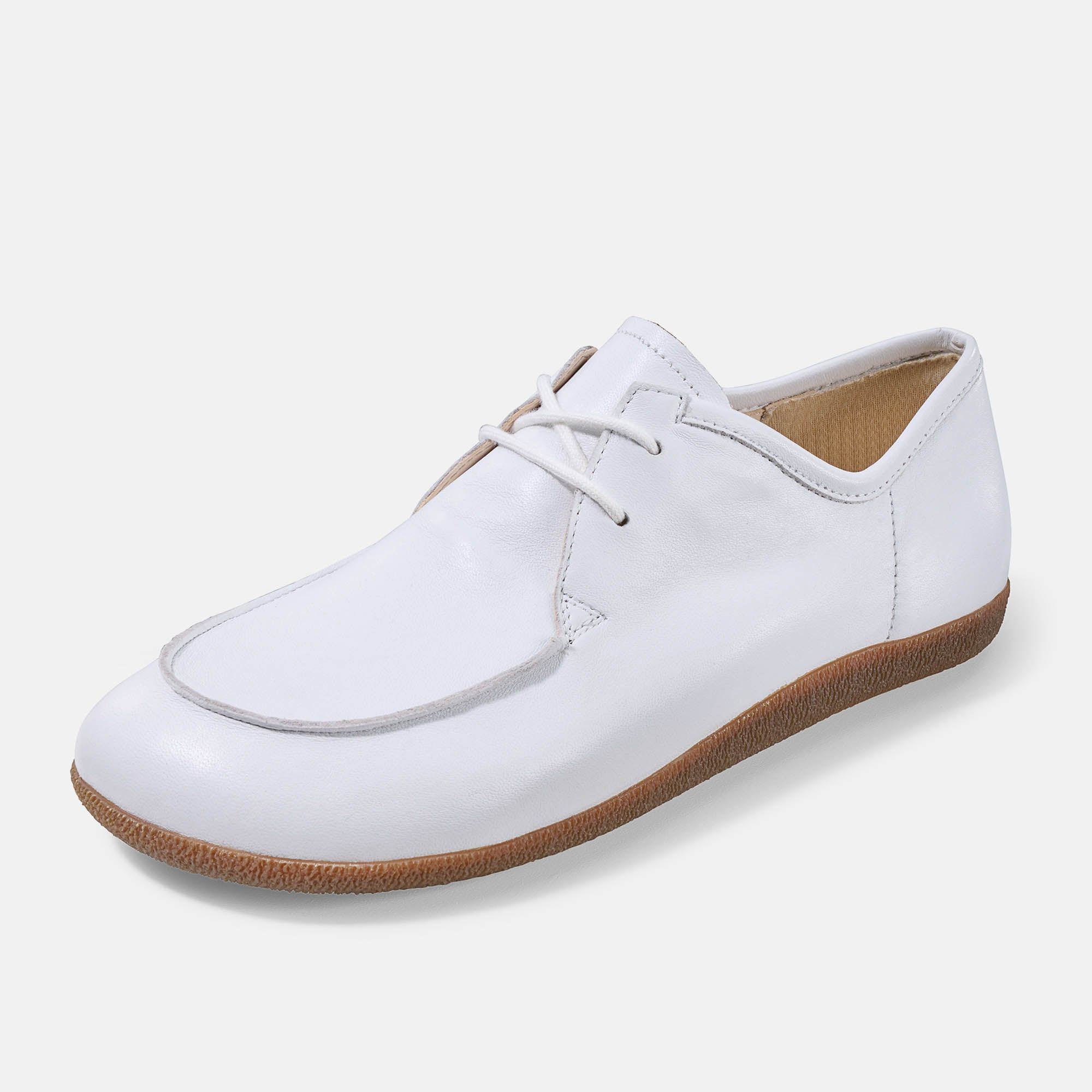 Weißer Schnürschuh mit brauner Sohle. Breiter Schnitt. Glattes Leder. Hellgraue Ziernähte.
