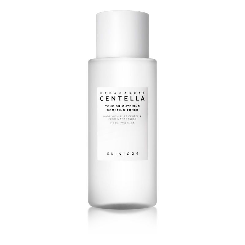 Flacone trasparente con tappo bianco. Etichetta: MADAGASCAR CENTELLA, Tone Brightening Boosting Toner, SKIN1004.