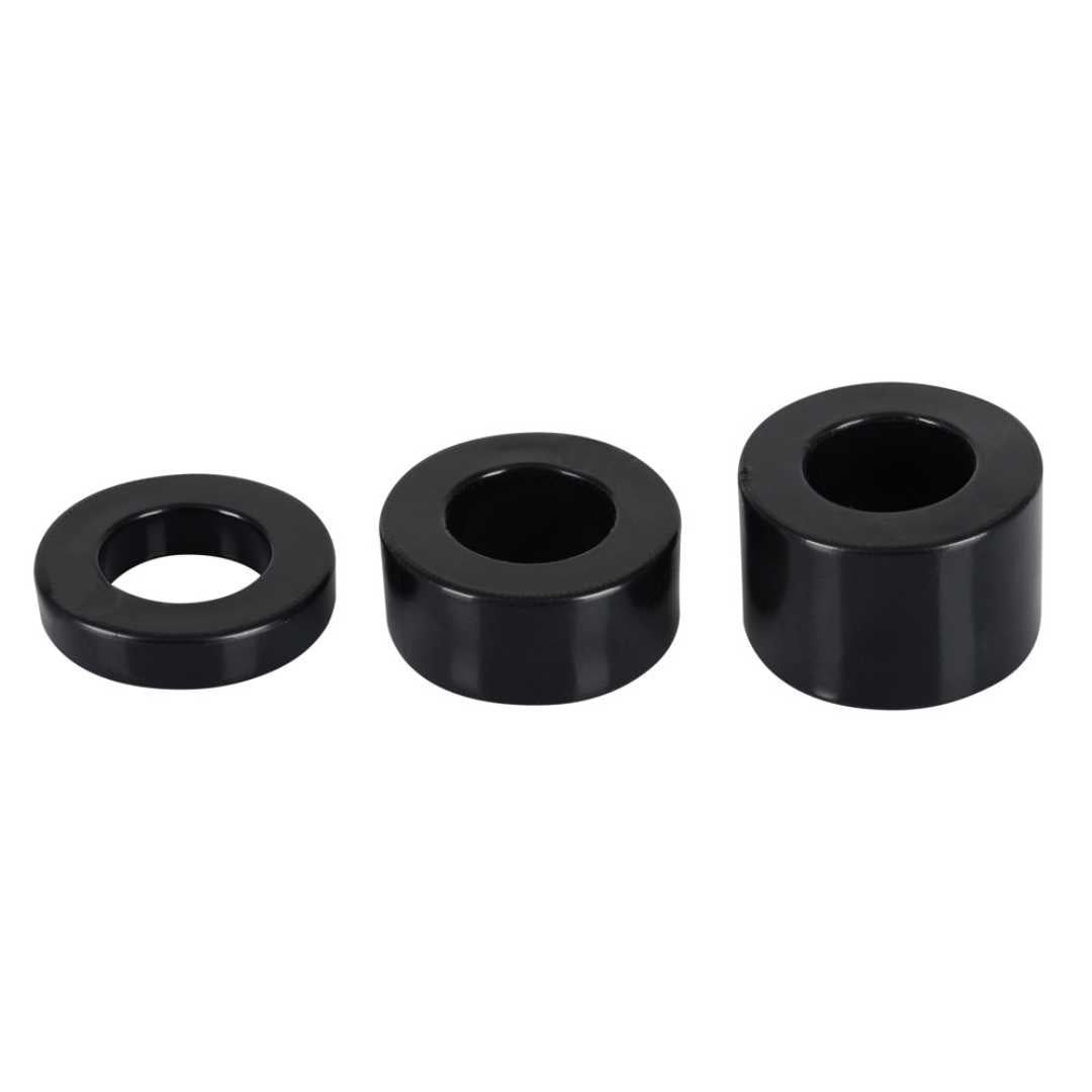 Drei schwarze Ringe unterschiedlicher Größe. Runde Form mit zentraler Öffnung.