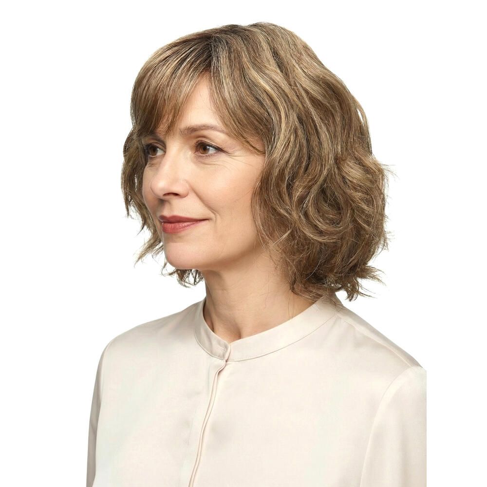 Frau mit Perücke, gewelltes Haar, Blick zur Seite. Helle Haarfarbe, weißer Hintergrund.