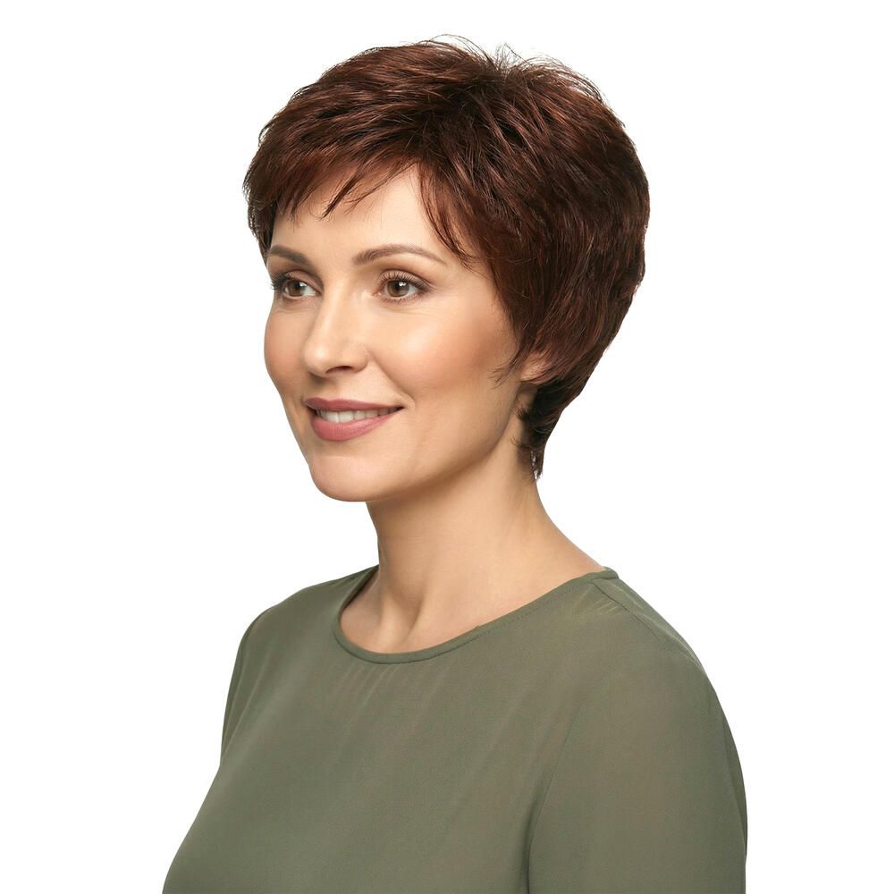 Kurzhaarperücke in Rotbraun. Seitenansicht einer Frau mit Perücke. Kurzer, gestufter Schnitt.