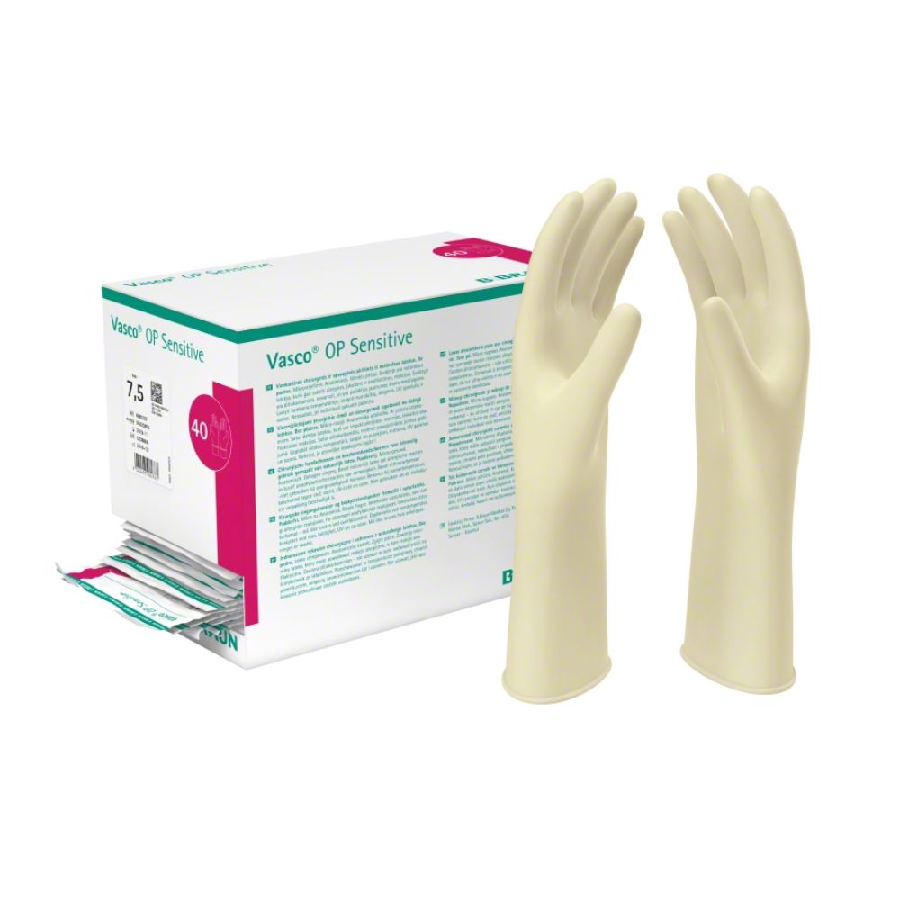 Zwei cremefarbene OP-Handschuhe neben einer weißen Verpackung. Auf der Verpackung steht "Vasco OP Sensitive" und weitere Informationen.