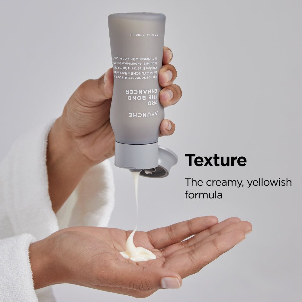 Produkt wird aus einer Tube gedrückt. Cremige, gelbliche Formel.