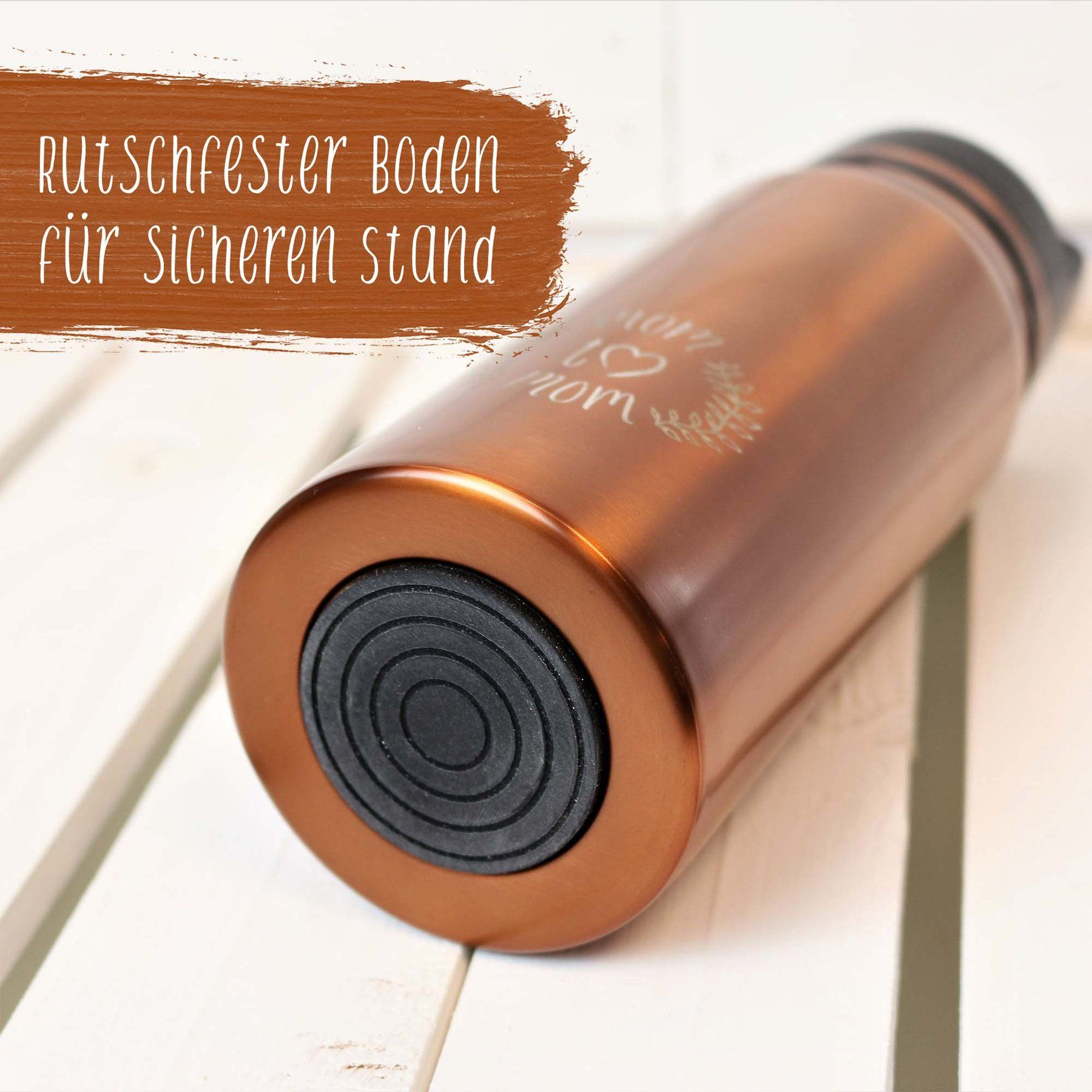 Kupferfarbene Thermosflasche mit rutschfestem Boden. Text: Rutschfester Boden für sicheren Stand. Edelstahl. Gravur: mom to mom.