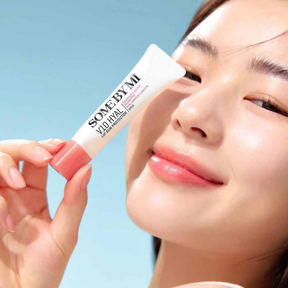 Person hält eine Tube Lippenbalsam. Aufschrift: SOME BY MI V10 HYAL Lip Sun Protector SPF15.