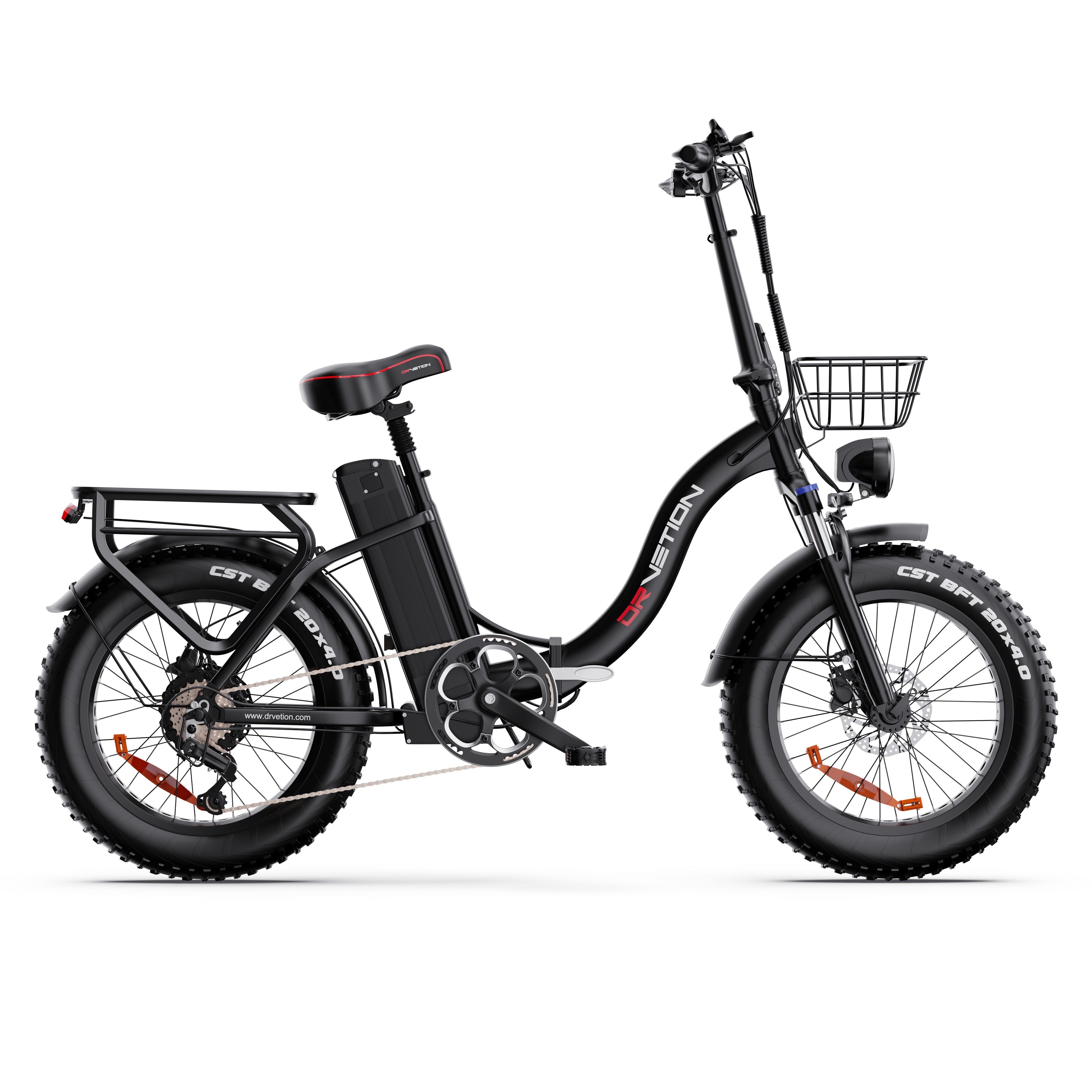 Schwarzes E-Bike mit Korb, Batterie und Gepäckträger. Fette Reifen, roter Sattel. DRVETION Schriftzug.