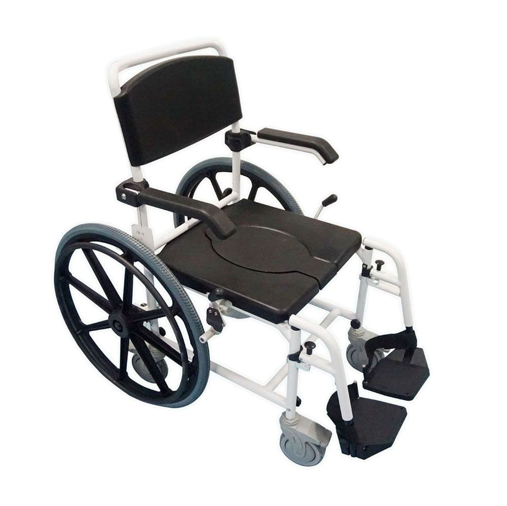 Dusch-Toilettenrollstuhl mit 24"-Rädern. Weißes Gestell, schwarze Sitzfläche und Rückenlehne. Fußstützen und Armlehnen vorhanden.