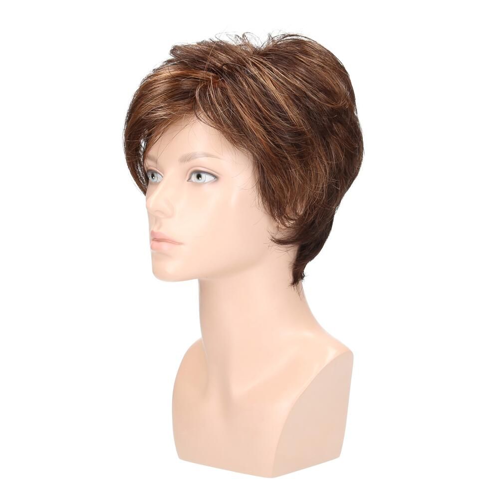 Perücke auf einem Schaufensterkopf. Kurze, braune Haare mit helleren Strähnen. Seitenansicht.