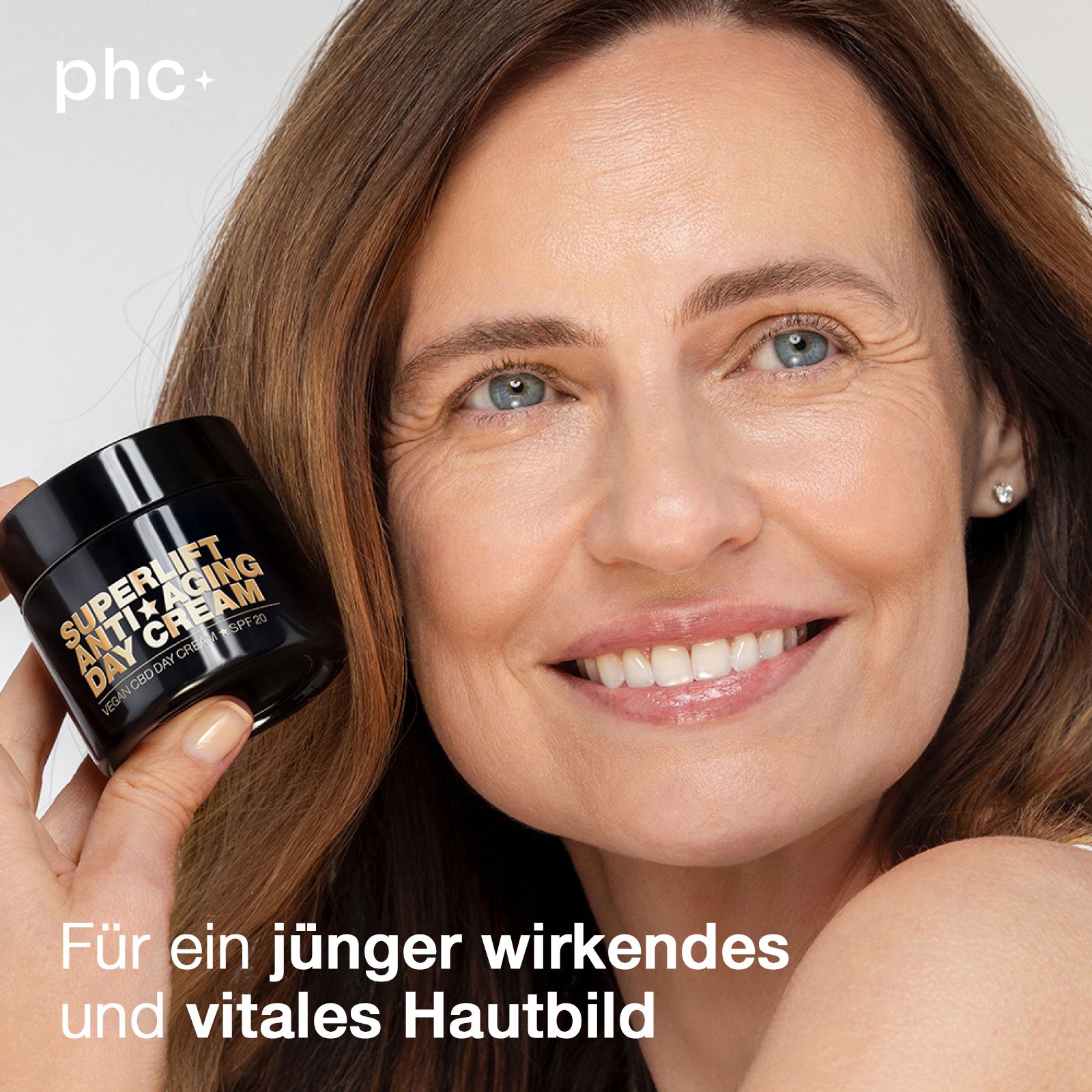 Frau hält eine schwarze Creme-Dose. Auf der Dose steht "SUPERLIFT ANTI-AGING DAY CREAM". Text: "Für ein jünger wirkendes und vitales Hautbild".