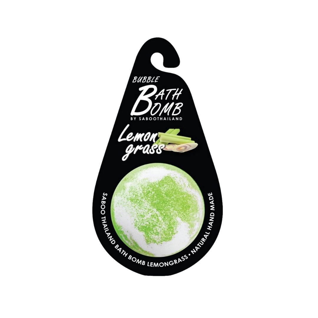 Grüne Badebombe mit Zitronengras-Motiv. Schwarze Verpackung mit Aufhänger. Marke: SABOO. Natürliche Inhaltsstoffe.